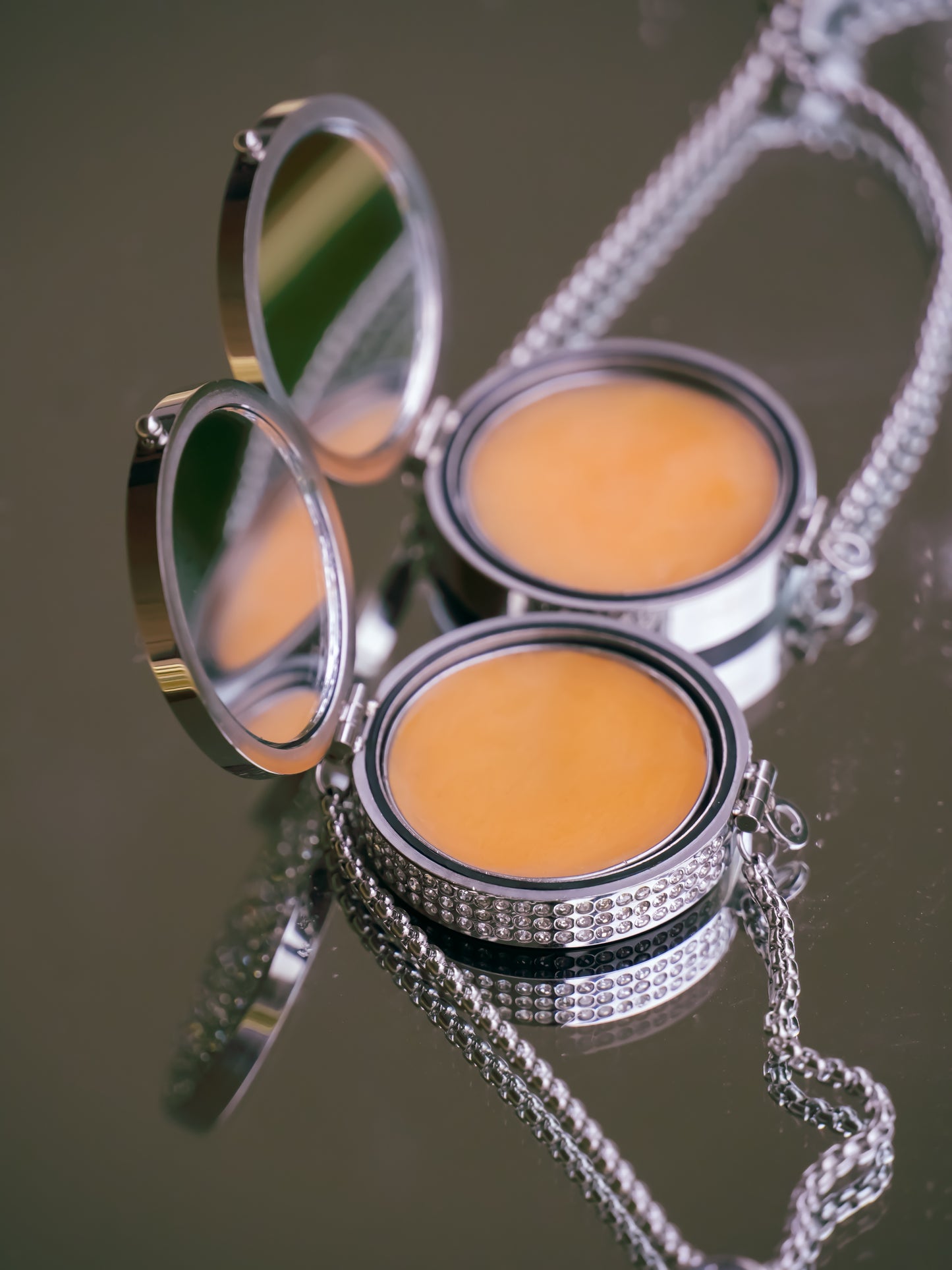 Brățară cu balsam de buze DELREYNA CRYSTAL SILVER